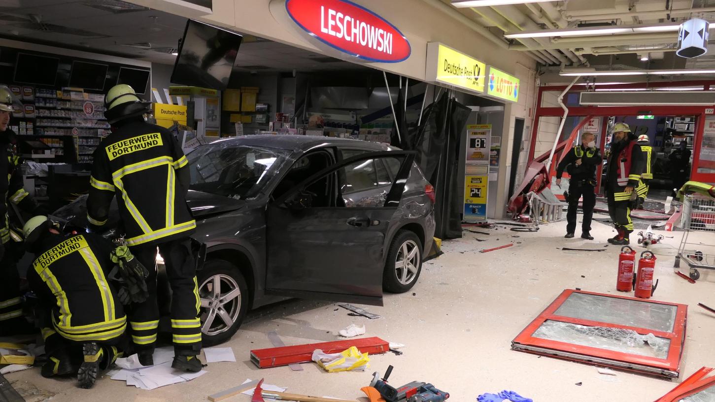 In einem Einkaufszentrum in Dortmund-Aplerbeck hat ein Auto die Glastür durchbrochen und eine Schneise der Verwüstung hinterlassen.