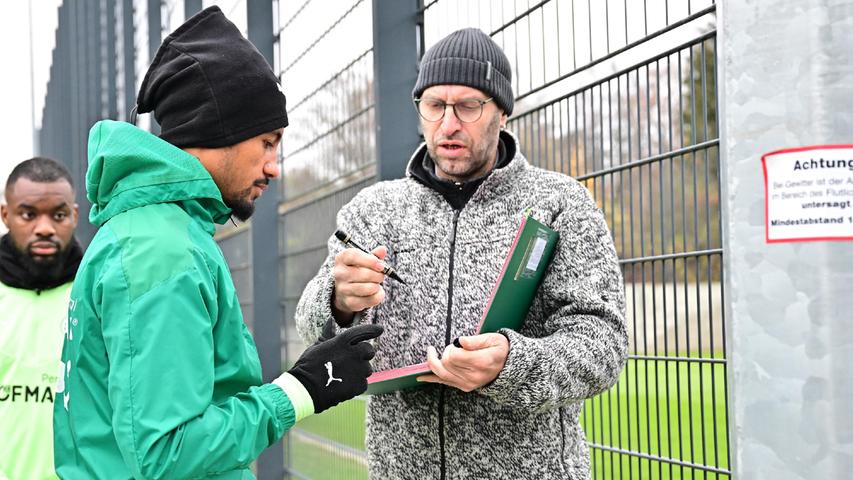 04.12.2022 --- Fussball - 2. Bundesliga - Saison 2022 2023 --- SpVgg Greuther Fürth Fuerth --- Training ---  Foto: Sport-/Pressefoto Wolfgang Zink / WoZi --- 

Jeremy Dudziak (28, SpVgg Greuther Fürth ) gibt Autogramm / Autogramme