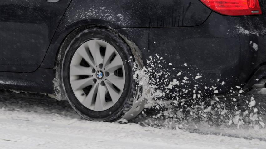 Illegales Treffen: 150 Autofahrer driften auf verschneitem Parkplatz an bayerischer Grenze