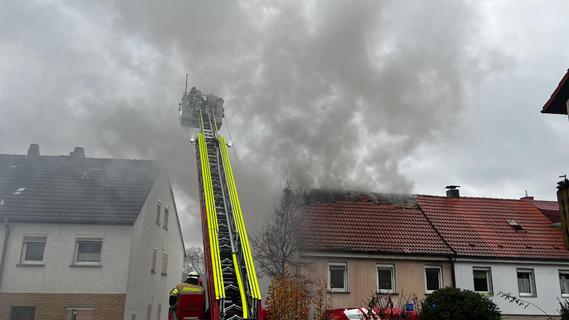 Großeinsatz in Franken: Frau springt aus brennendem Wohnhaus und verletzt sich