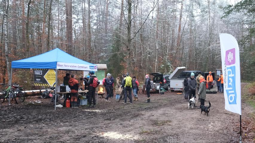 Basislager im Zerzabelshofer Forst: Auch Passanten konnten sich an einem Infostand im Wald über die Aktivitäten von Forst und Bikern informieren.