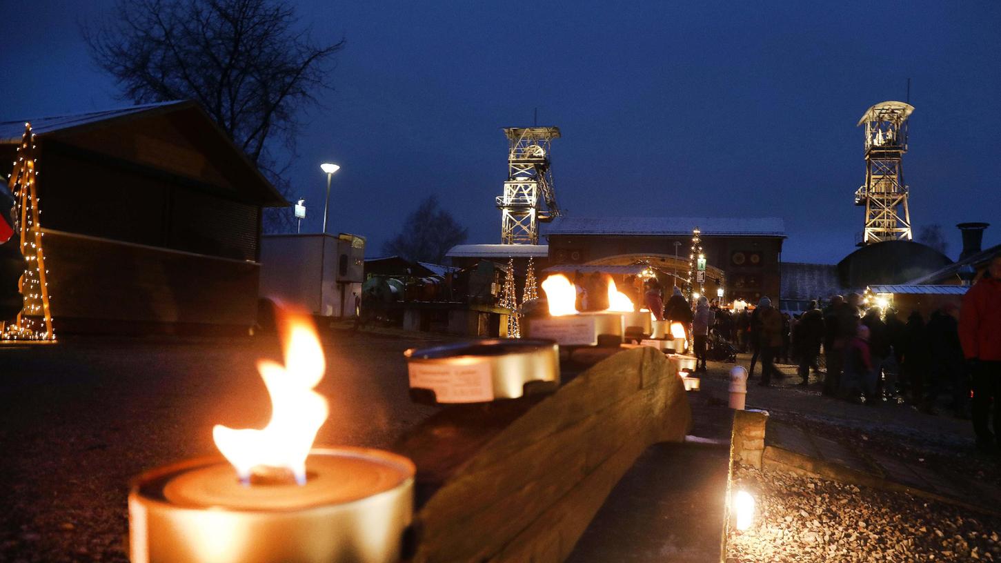 Stimmungsvolle Beleuchtung beim Grubenadvent in Auerbach.