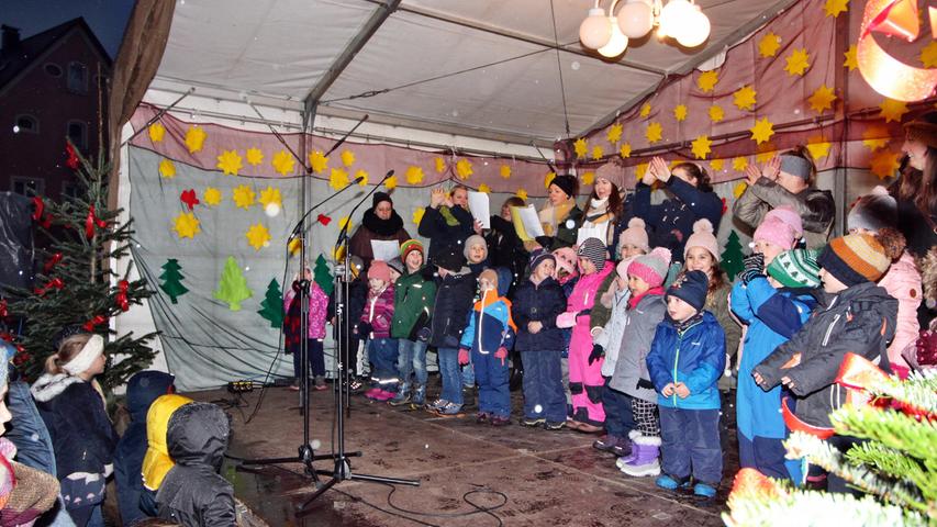 Die Buben und Mädchen der Kindergärten am Burgstall und aus Wettelsheim wissen von der Bühne zu begeistern.   