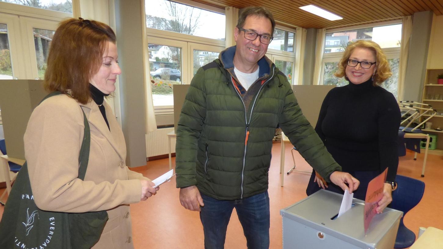 Sandra und Karsten Nögel aus Gößweinstein warfen ihre Stimmzettel bei Wahlhelferin und Marktgemeinderätin Daniela Drummer in die Wahlurne ein.
