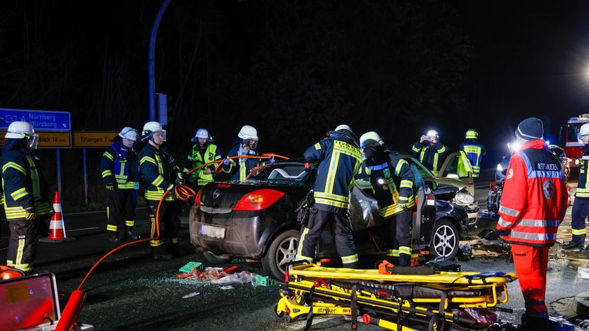 Frontalcrash im Landkreis Erlangen-Höchstadt: Drei Personen schwer verletzt