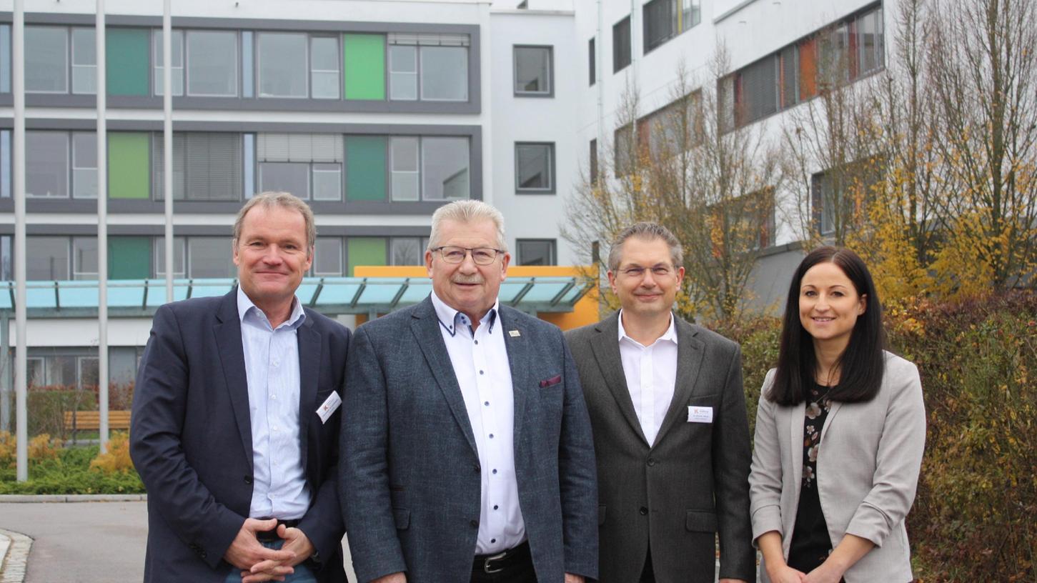 Der Vorstand des Klinikums Altmühlfranken Christoph Schneidewin freut sich über die Unterstützung durch den neuen Förderverein mit dem stellvertretenden Vorsitzenden Dr. Christian Maune, Vorsitzendem Gerhard Wägemann sowie Schriftführerin Christina Schraub (von links) Der Vorstand des Klinikums Altmühlfranken Christoph Schneidewin freut sich über die Unterstützung durch den neuen Förderverein mit dem stellvertretenden Vorsitzenden Dr. Christian Maune, Vorsitzendem Gerhard Wägemann sowie Schriftführerin Christina Schraub (von links)