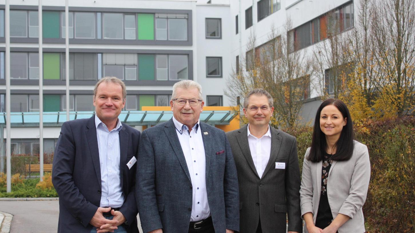 Der Vorstand des Klinikums Altmühlfranken Christoph Schneidewin freut sich über die Unterstützung durch den neuen Förderverein mit dem stellvertretenden Vorsitzenden Dr. Christian Maune,  Vorsitzendem Gerhard Wägemann sowie Schriftführerin Christina Schraub (von links)   