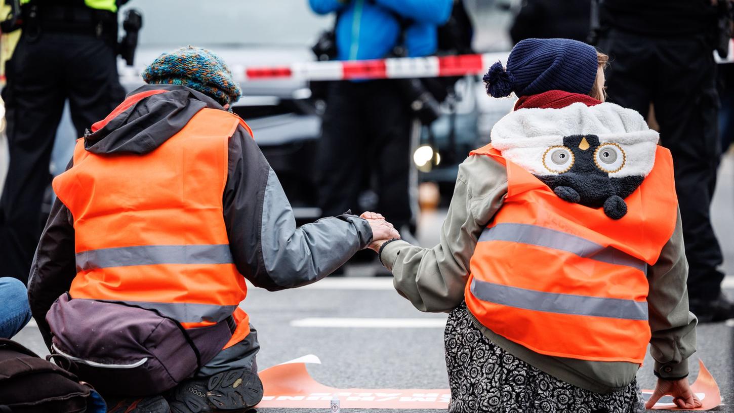 Aktivisten der "Letzten Generation" haben sich am Stachus auf die Straße geklebt.