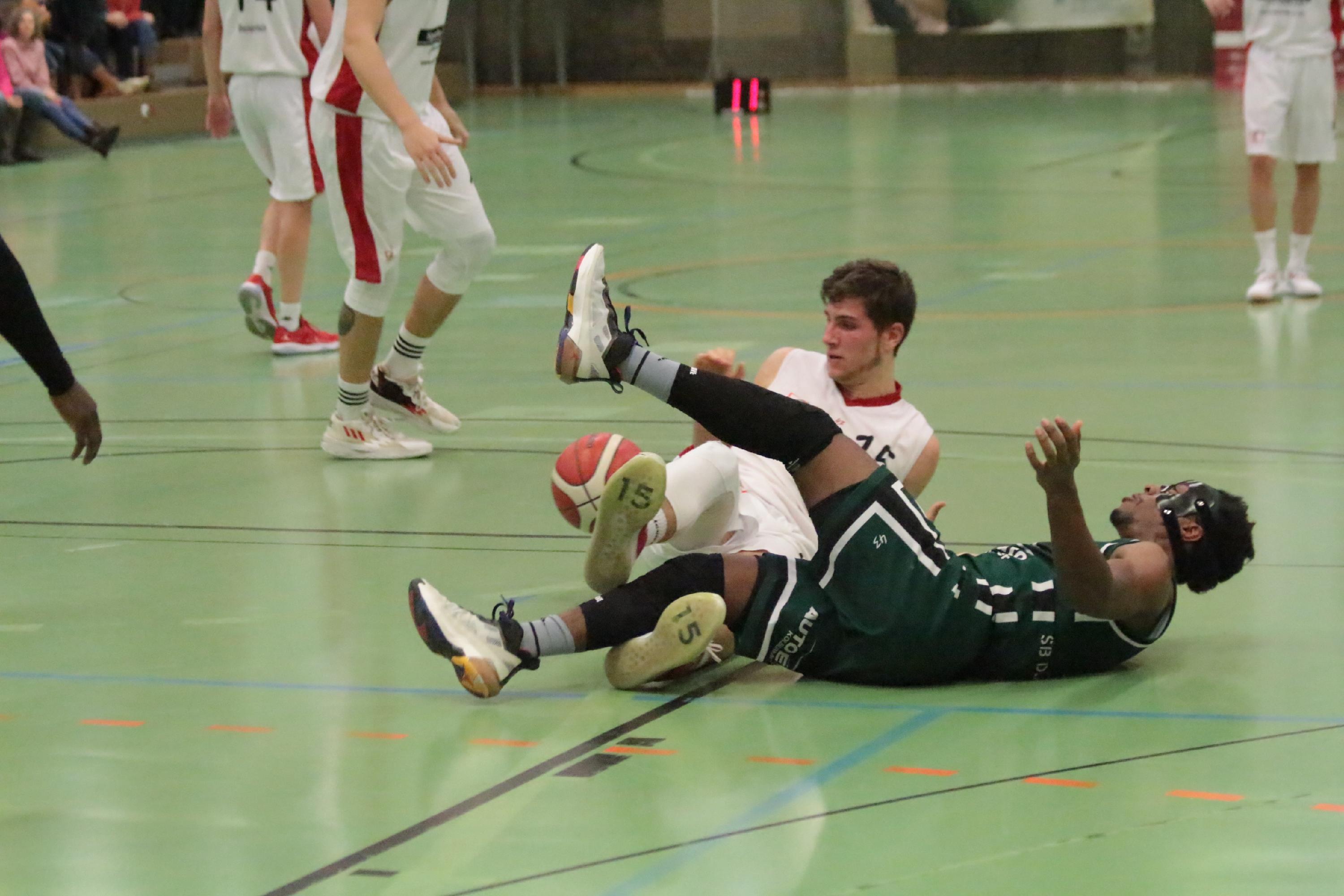 Auch wenn es hier ein bisschen nach "Sitzfußball" ausschaut: Die Treuchtlinger gewannen ein umkämpftes Basketball-Match gegen Rosenheim mit 79:64 (hier Luca Wörrlein im "Clinch" mit Jguwon Hogges).