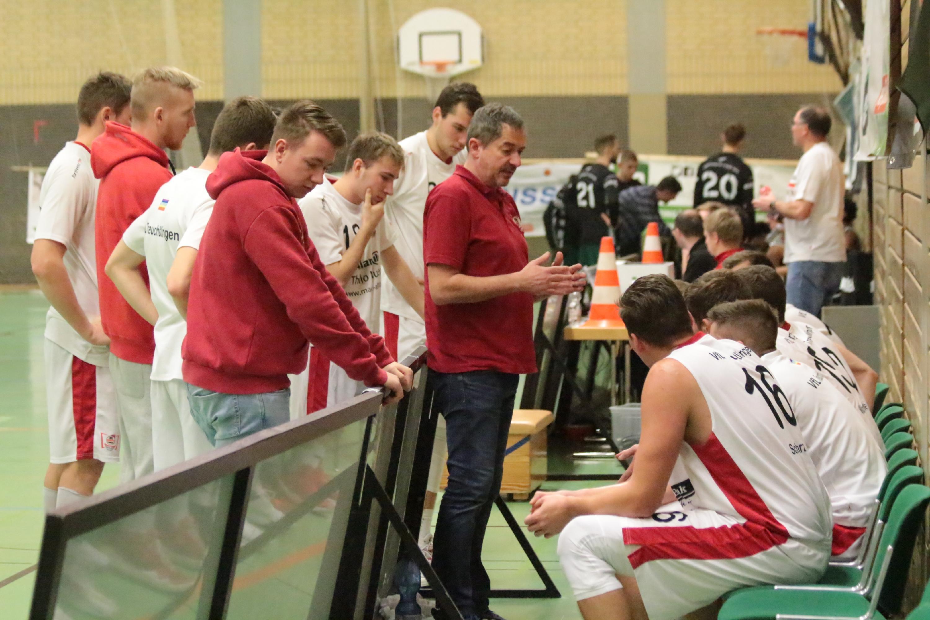 Die taktischen Anweisungen von Trainer Stephan Harlander (Mitte) trugen bei den VfL-Baskets Früchte.