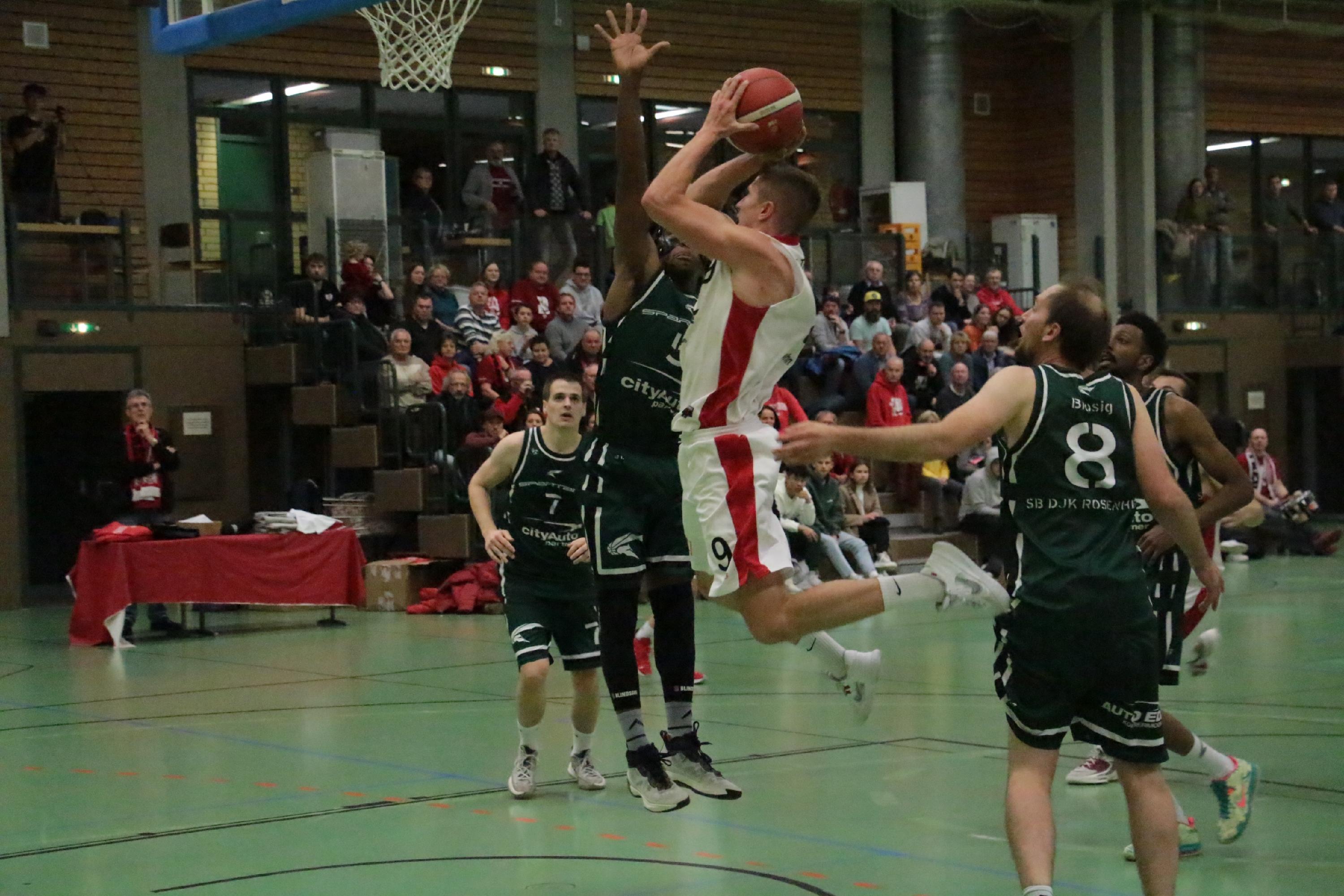 Die VfL-Baskets (am Ball Claudio Huhn) setzten sich gegen Rosenheim mit 79:64 durch.