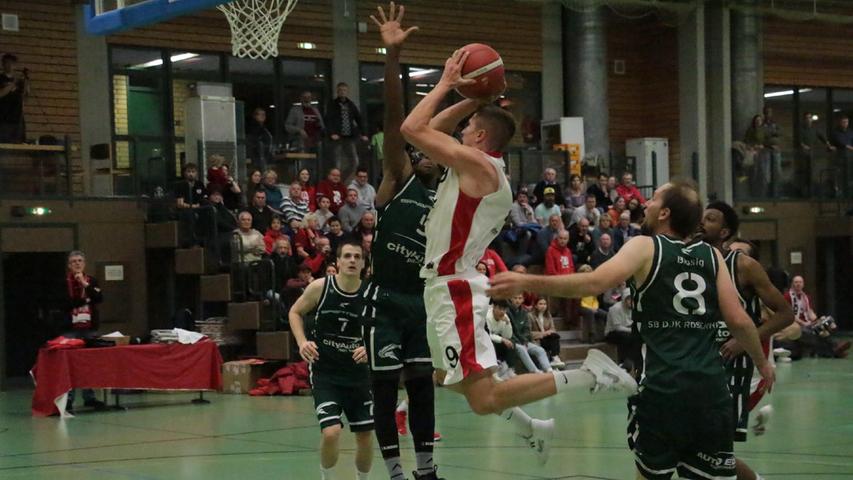 Die VfL-Baskets (am Ball Claudio Huhn) setzten sich gegen Rosenheim mit 79:64 durch.