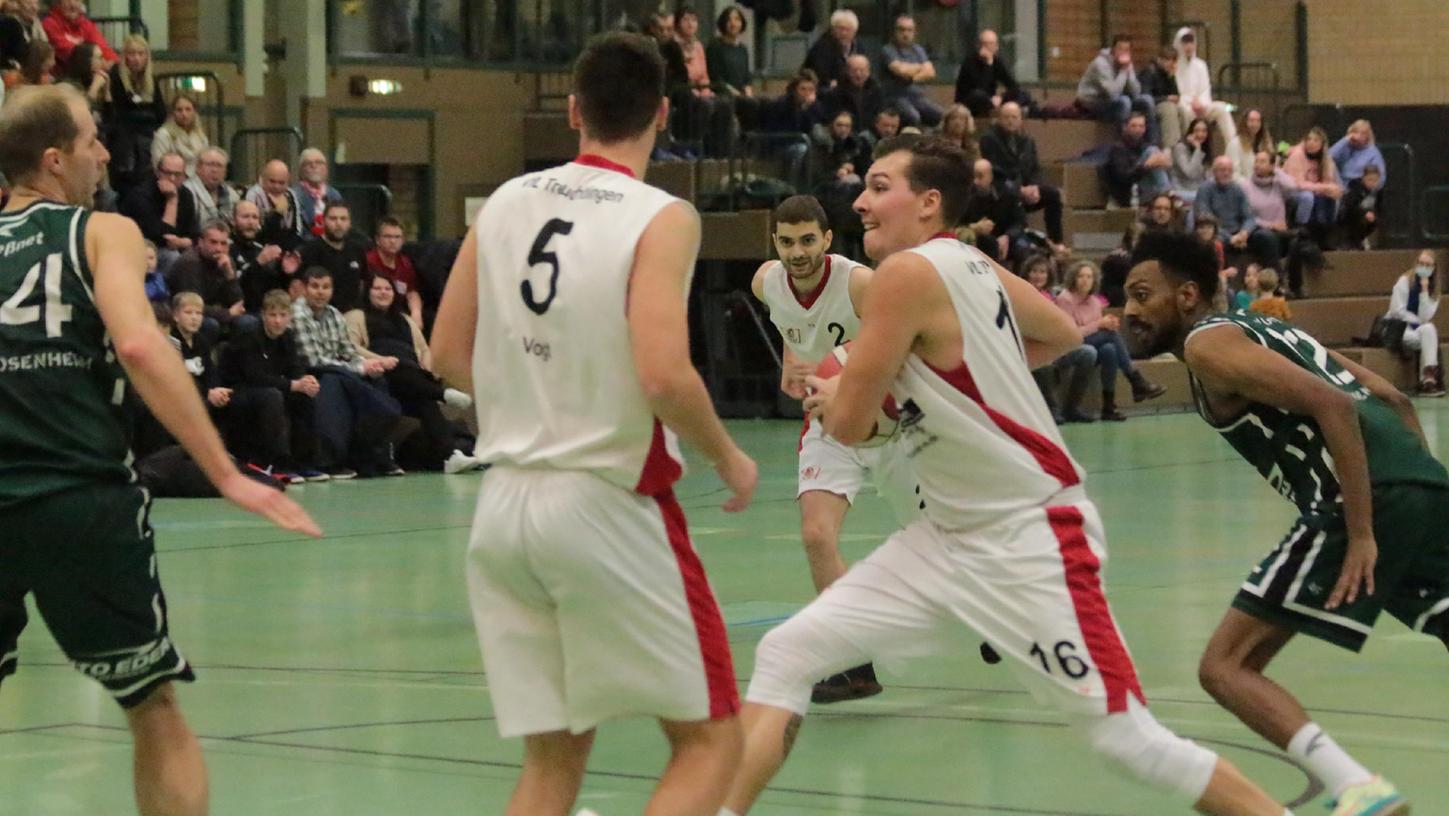 Sowohl Jonathan Schwarz (am Ball) als auch Kevin Vogt (Nr. 5) werden den VfL-Baskets Treuchtlingen beim Auswärtsspiel in Schwabing fehlen.