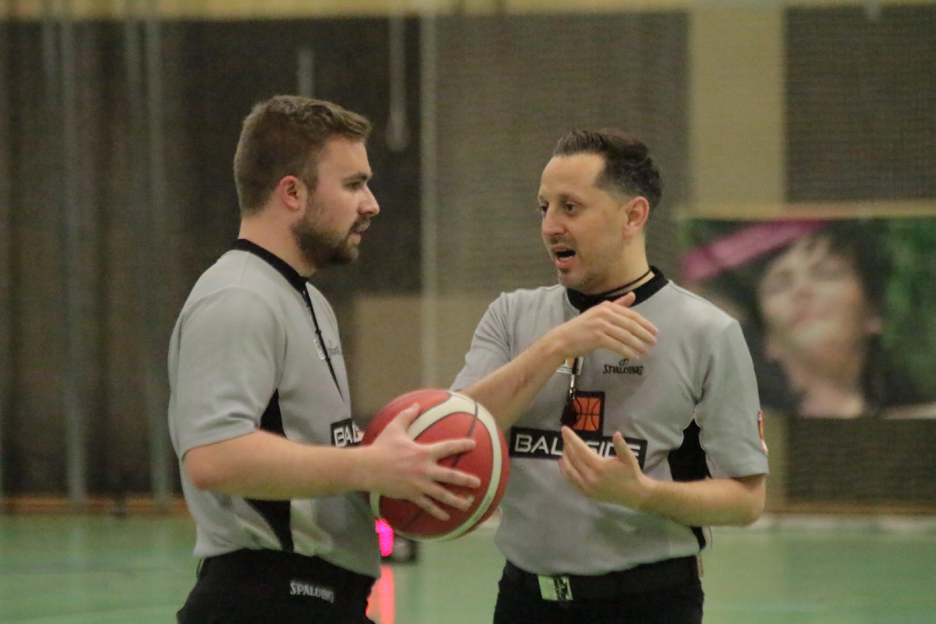 Auch das Schiedsrichter-Duo hatte einiges zu besprechen.