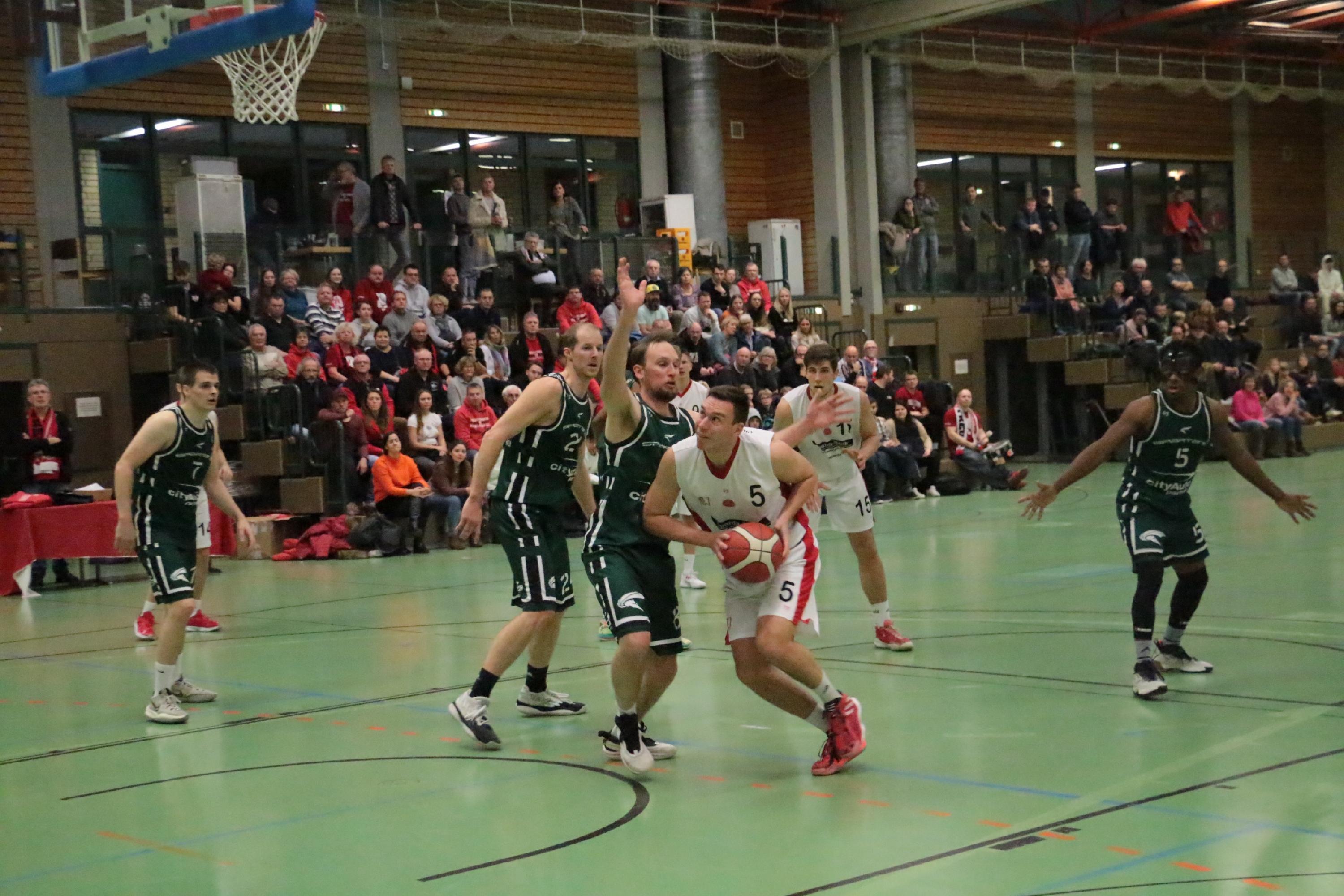 Die VfL-Baskets (am Ball Kevin Vogt) gewannen ein umkämpftes Match gegen Rosenheim mit 79:64.