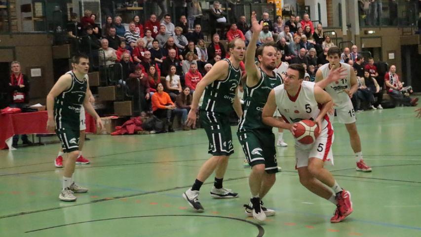 Die VfL-Baskets (am Ball Kevin Vogt) gewannen ein umkämpftes Match gegen Rosenheim mit 79:64.