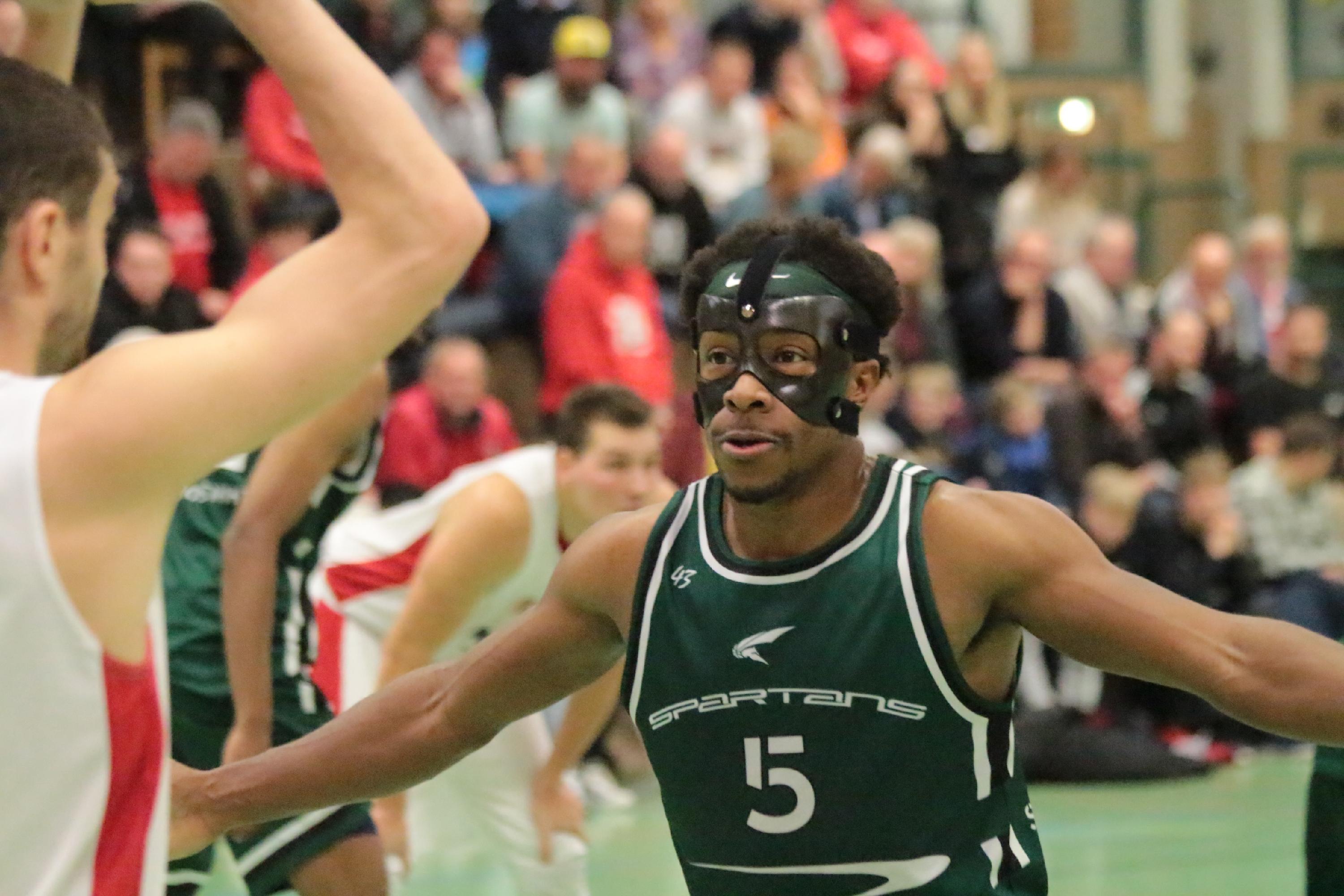 Auch mit Schutzmaske gehört Rosenheims Jguwon Hogges zu den Topspielern der 1. Regionalliga Südost.