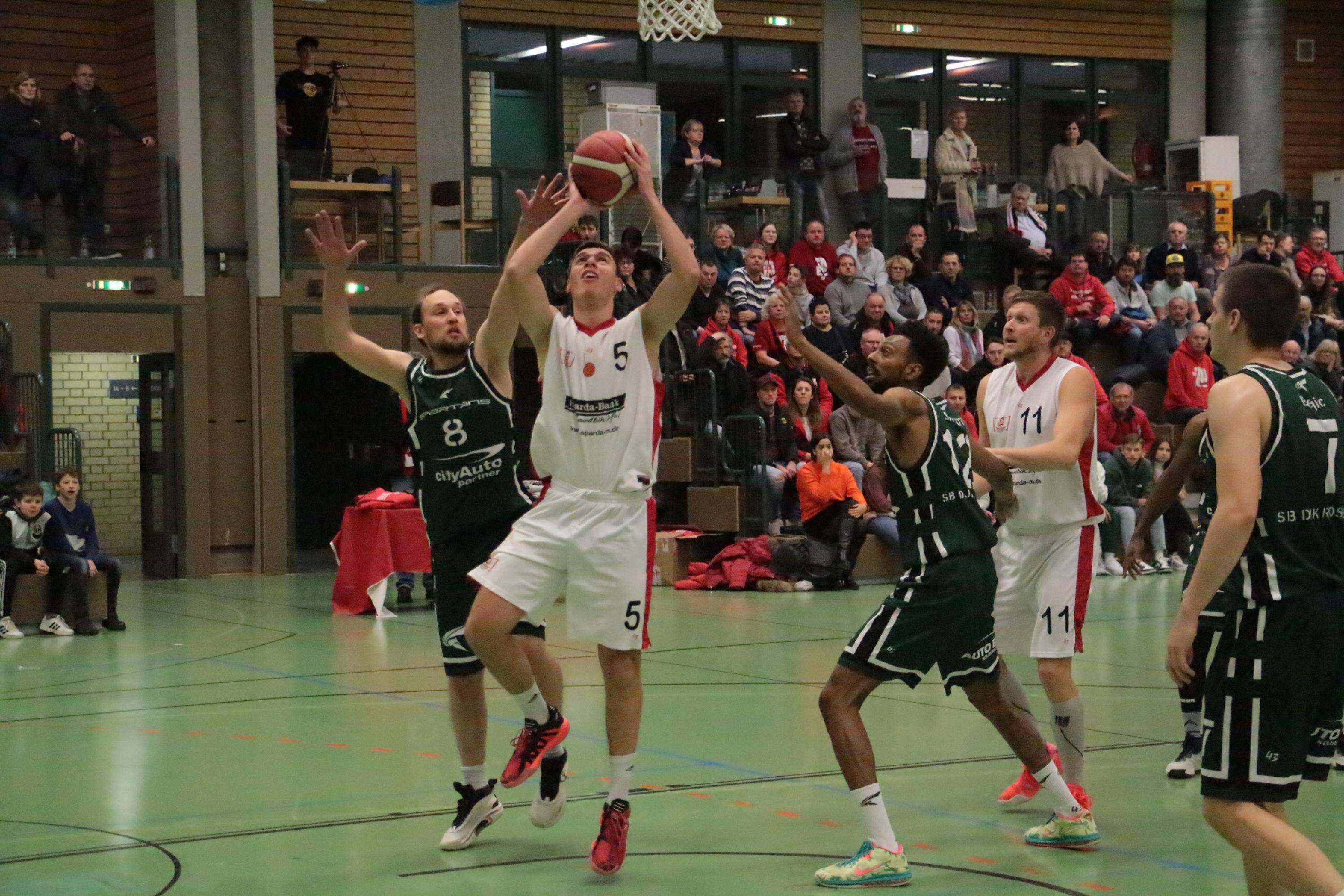 Kevin Vogt (am Ball) steuerte vier Punkte zum Treuchtlinger Heimsieg bei.