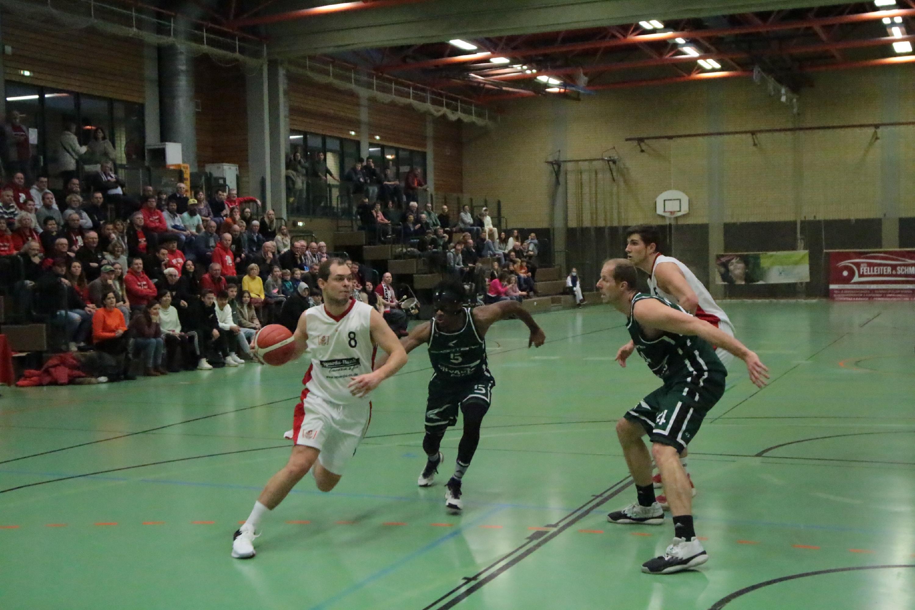 Die VfL-Baskets um Simon Geiselsöder (am Ball) landeten den erhofften Pflichtsieg gegen Rosenheim.