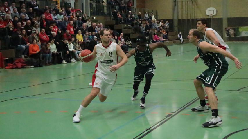 Die VfL-Baskets um Simon Geiselsöder (am Ball) landeten den erhofften Pflichtsieg gegen Rosenheim.