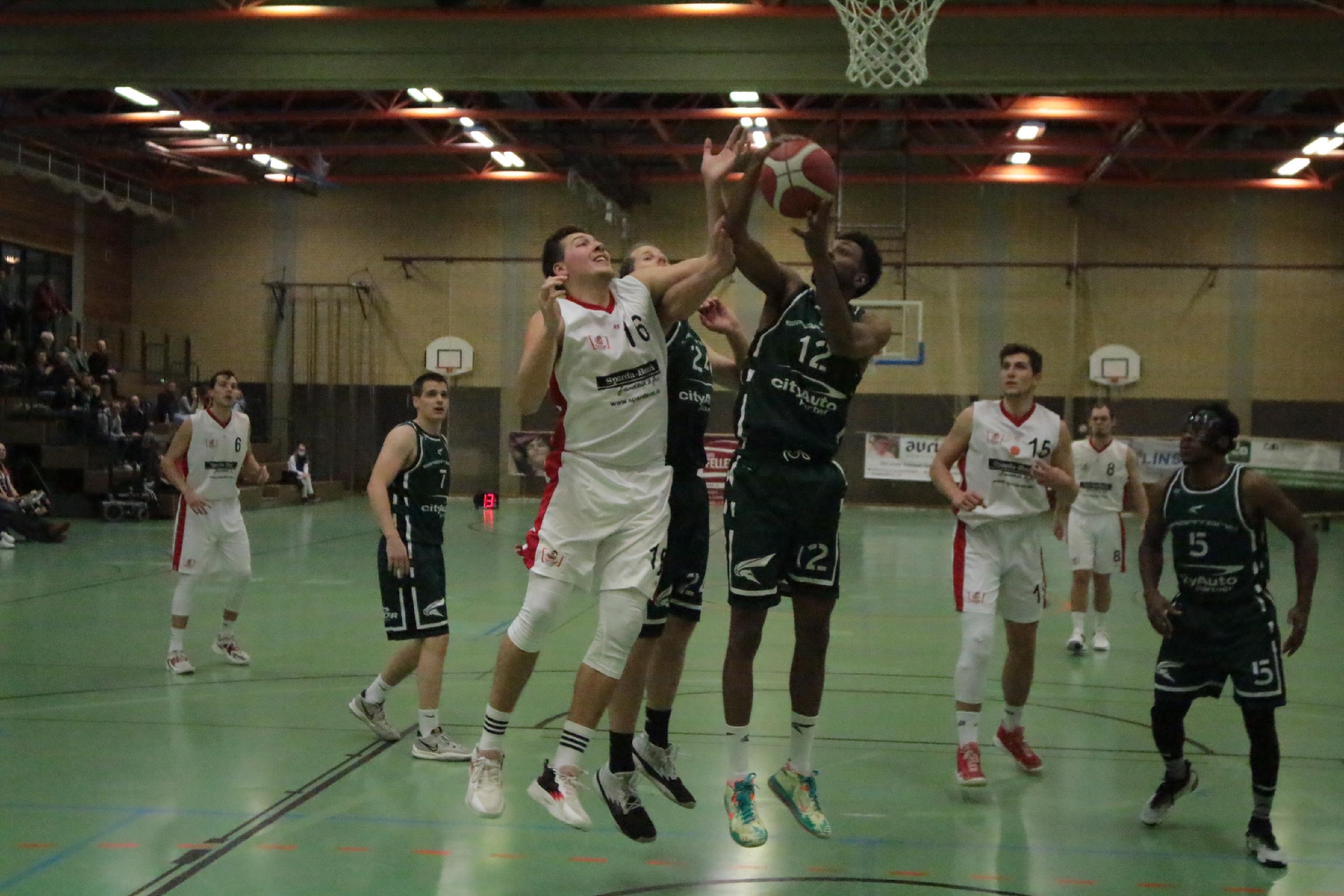 Die VfL-Baskets (links Jonathan Schwarz) gewannen ein umkämpftes Match gegen Rosenheim mit 79:64.