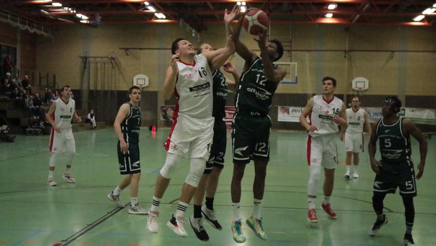 Die VfL-Baskets (links Jonathan Schwarz) gewannen ein umkämpftes Match gegen Rosenheim mit 79:64.