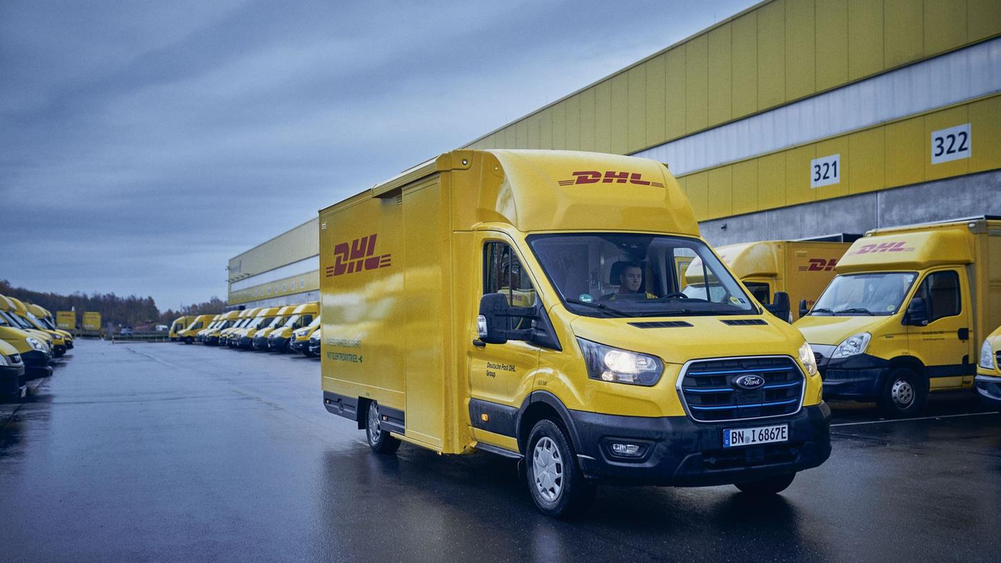 Ein Mitarbeiter fährt einen elektrischen Lieferwagen: Die Deutsche Post hat bei Ford gut 2000 Elektro-Transporter bestellt, um den CO2-Ausstoß ihrer Fahrzeugflotte zu senken.