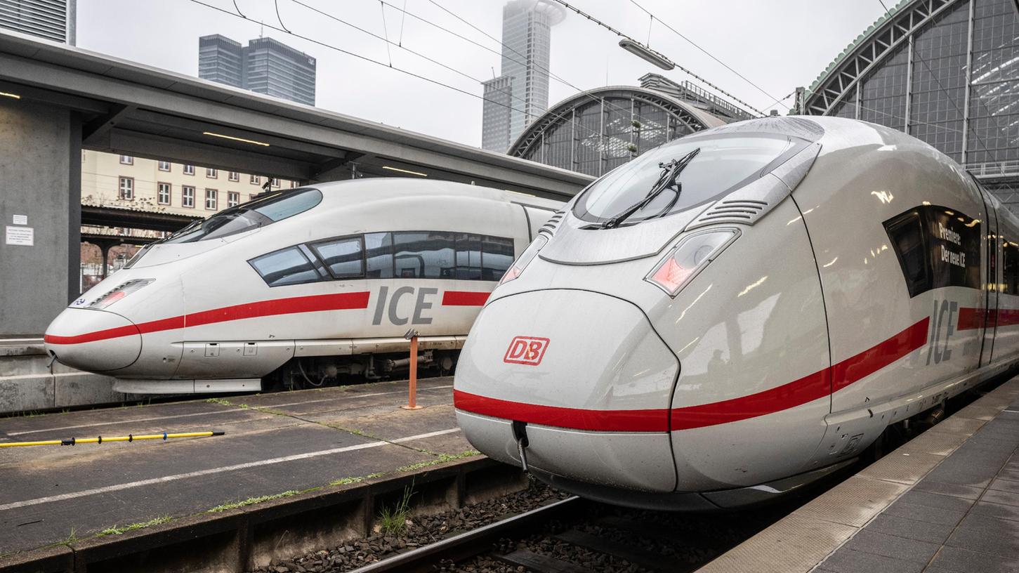 Zur Premiere des neuen ICE 3neo (re.), steht der neue Schnellzug im Hauptbahnhof von Frankfurt neben einem ICE alter Bauart. Insgesamt hat die Deutsche Bahn 73 ICE 3neo bestellt. 