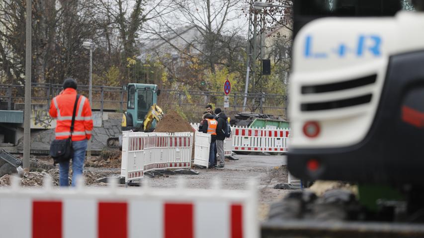 Granate auf Baustelle in Nürnberg entdeckt: Straße gesperrt, Zugverkehr eingestellt