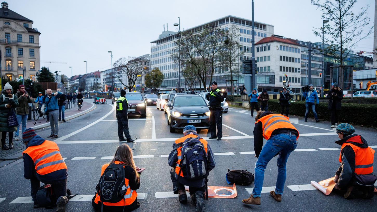 Aktivisten der "Letzten Generation" haben sich nicht nur am Münchner Stachus festgeklebt, sondern auch auf der Autobahn. Dafür gab es viel Kritik und einen wütenden Polizeieinsatz. 
