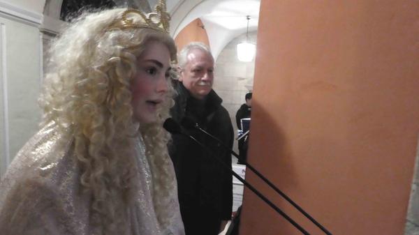"Ein Weihnachtsmarkt ist wunderschön, da kannst du gut spazieren gehen….Lebkuchenduft überall, von fern ertönt ein froher Schall." Christkind Lilly Bärthlein eröffnete gemeinsam mit Bürgermeister Klaus Meier den Weihnachtsmarkt.