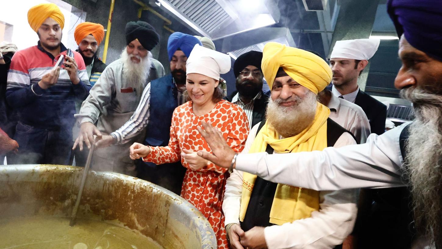 Außenministerin Annalena Baerbock beim Besuch einer Suppenküche in Chadni Chowk, der Altstadt von Neu Delhi.