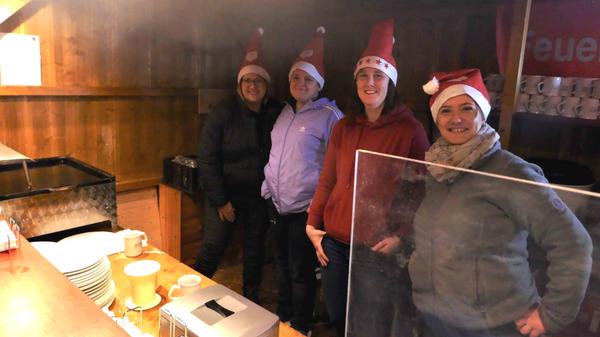 Eine Tasse Glühwein und etwas Süßes dürfen auf dem Weihnachtsmarkt nie fehlen. Zahlreiche Budenbesitzerinnen und Budenbesitzer sorgten für das leibliche Wohl der Besucherinnen und Besucher. Dabei verkauften auch Vereine, Verbände, Organisationen sowie Schulen und Kindergärten kulinarische Schmankerl.