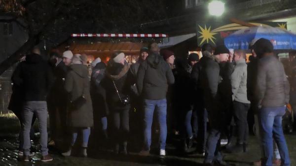 Zahlreiche Besucher verbrachten das Adventswochenende bei einer Tasse Glühwein oder Kinderpunsch auf dem Weihnachtsmarkt in der Neustädter Altstadt.