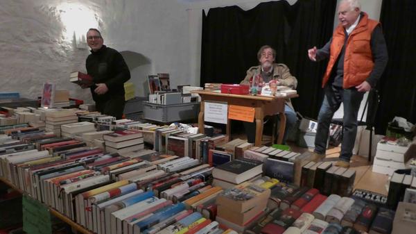Die nächste spannende Lektüre für kalte Wintertage konnten sich Besucherinnen und Besucher auf dem Bücherbasar in der Bühne des Torhauses suchen. Eine große Anzahl an Büchern lud zum entspannten Stöbern ein.