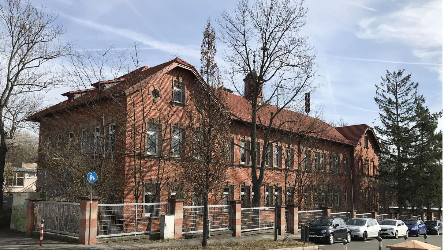 Der Altbau der Gebrüder-Grimm-Grundschule in Erlenstegen. Der Altbau der Gebrüder-Grimm-Grundschule in Erlenstegen.