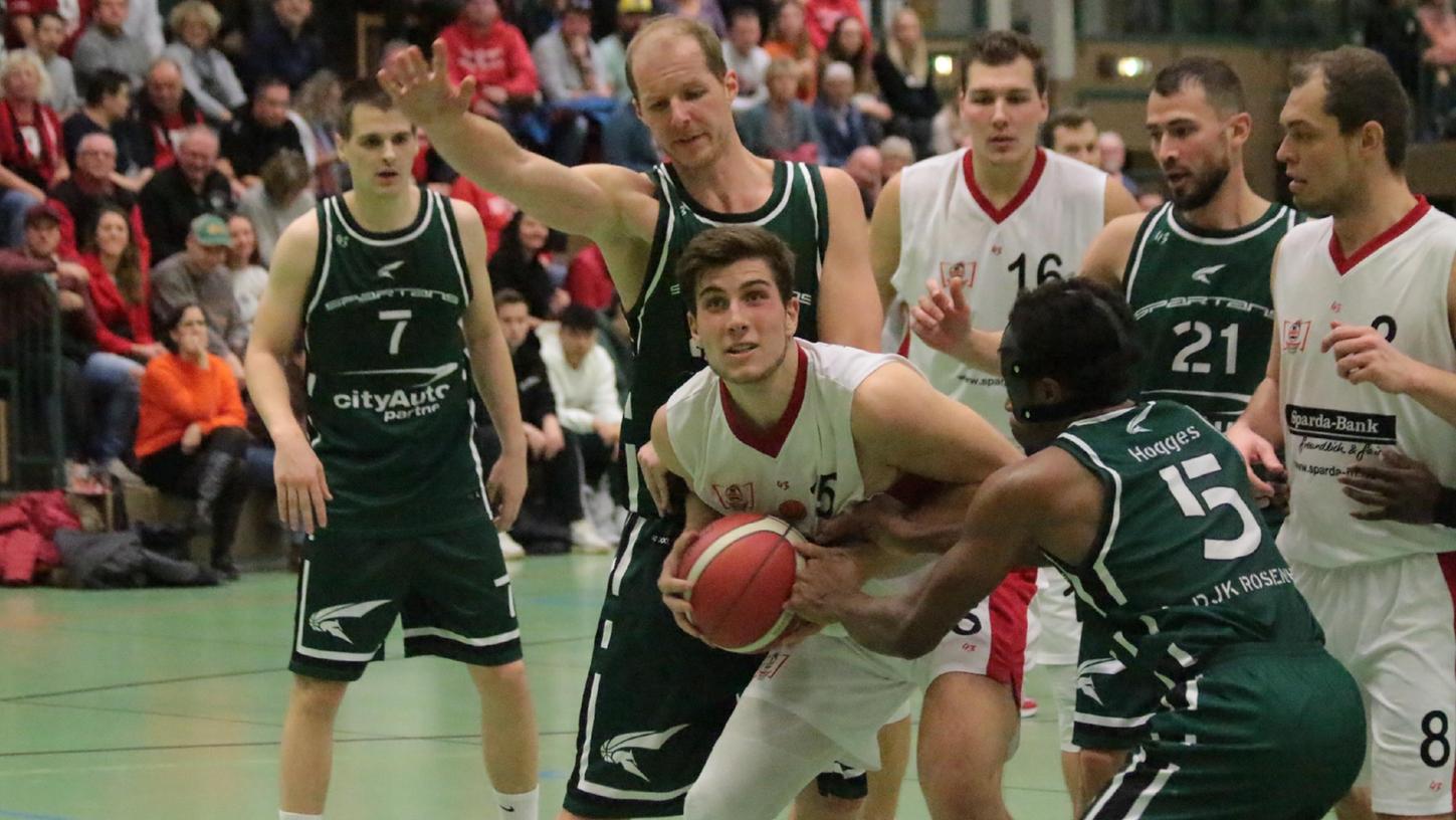 Die VfL-Baskets um Topscorer Luca Wörrlein (am Ball, 23 Punkte) musste sich gegen Rosenheim ordentlich ins Zeug legen, um den wichtigen Sieg einzufahren.