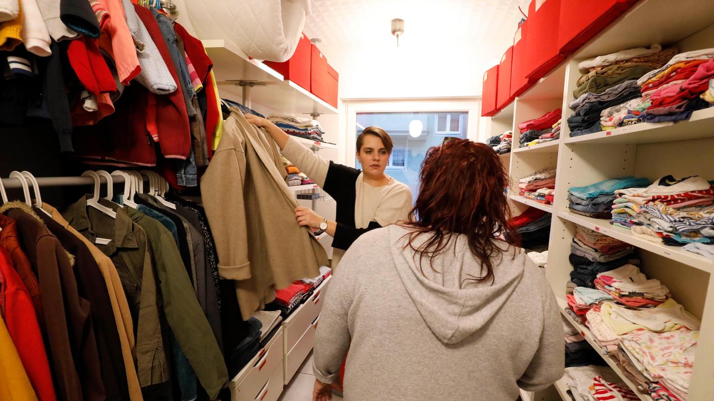 Warme Jacken oder Babystrampler: In der Kleiderkammer von Lilith können sich die Frauen ausstatten. Sozialpädagogin Lisa Tripp (hinten) hilft einer Klientin bei der Auswahl.