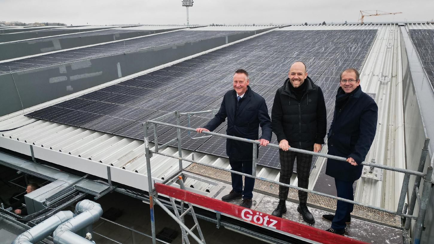 Glücklich auf dem Dach der Haupttribüne: Oberbürgermeister Thomas Jung, Kleeblatt-Geschäftsfüher Holger Schwiewagner und Infra-Chef Marcus Steurer (v.l.).