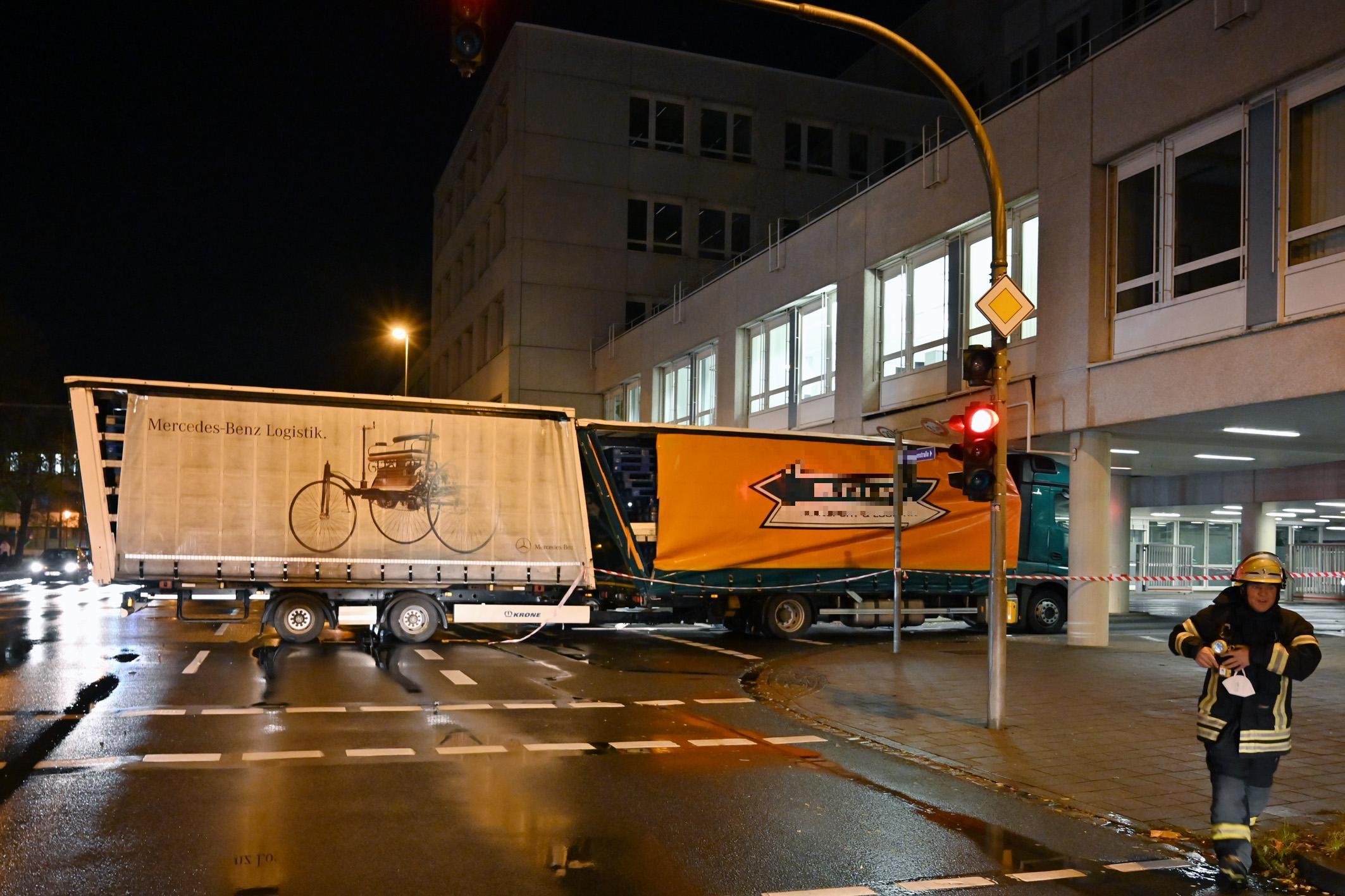 100.000 Euro Schaden: Lkw Kracht Bei Siemens Gegen Betonkante | Nordbayern