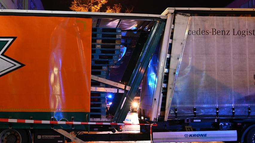 ... an Laster und Siemens-Gebäude schätzt die Polizei auf rund 100.000 Euro. Verletzt wurde...