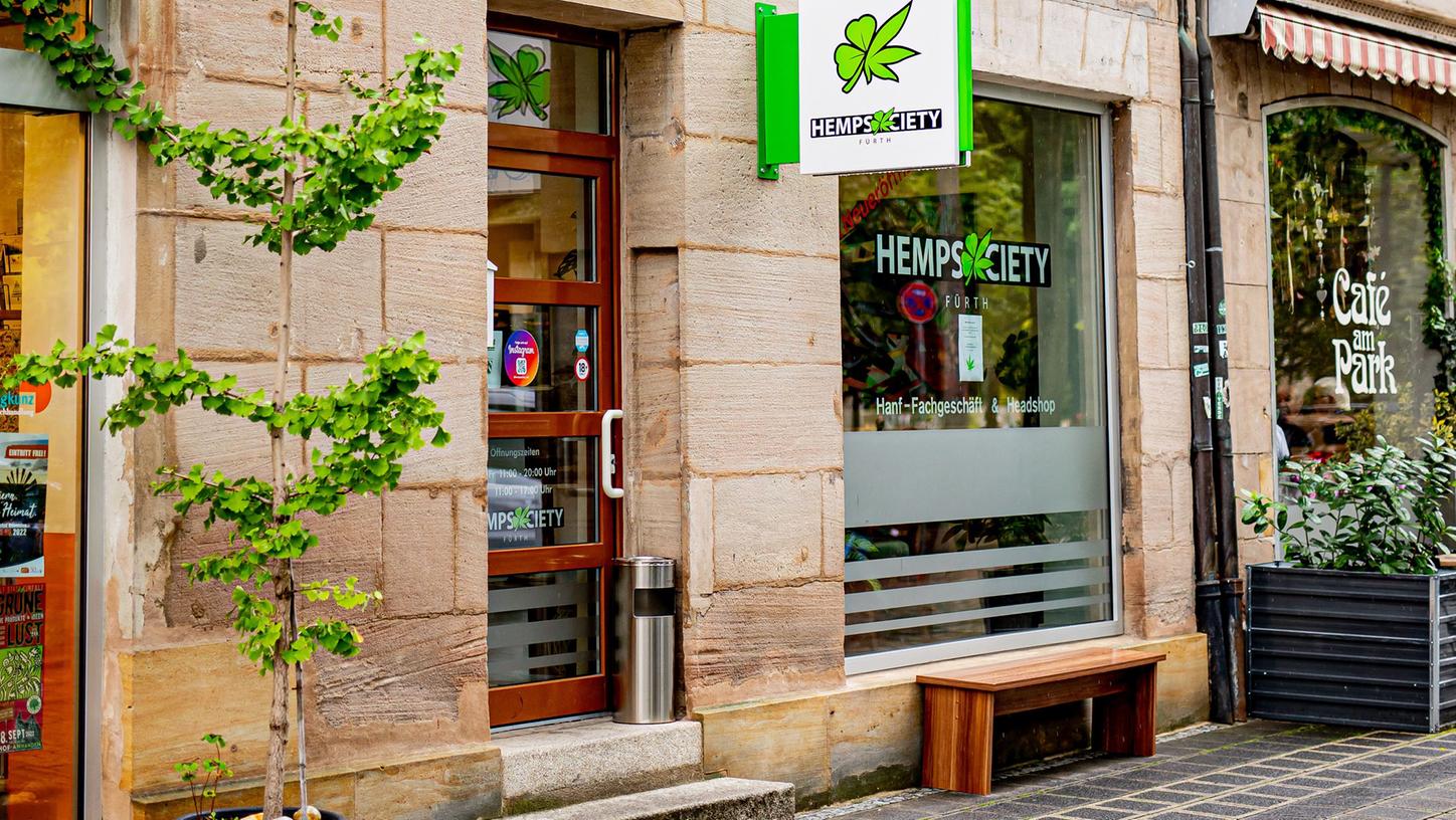Der CBD-Laden "Hemp Society" in Fürth ist beliebt, eigentlich läuft das Geschäft. Razzien bringen die kleine Kette aber in Not. 