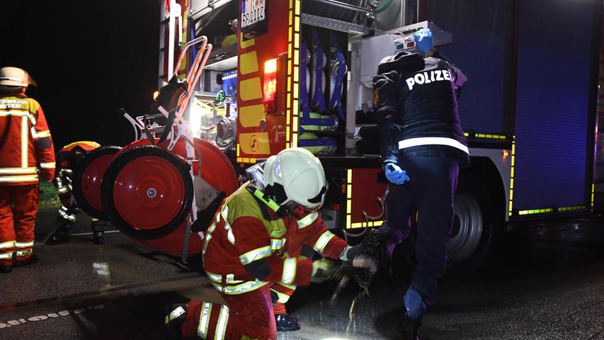 Bei dem Einsatz beteiligt waren neben Polizei und Krankenwagen auch die Freiwilligen Feuerwehren aus Pfatter, Geisling, Mintraching und Riekofen.