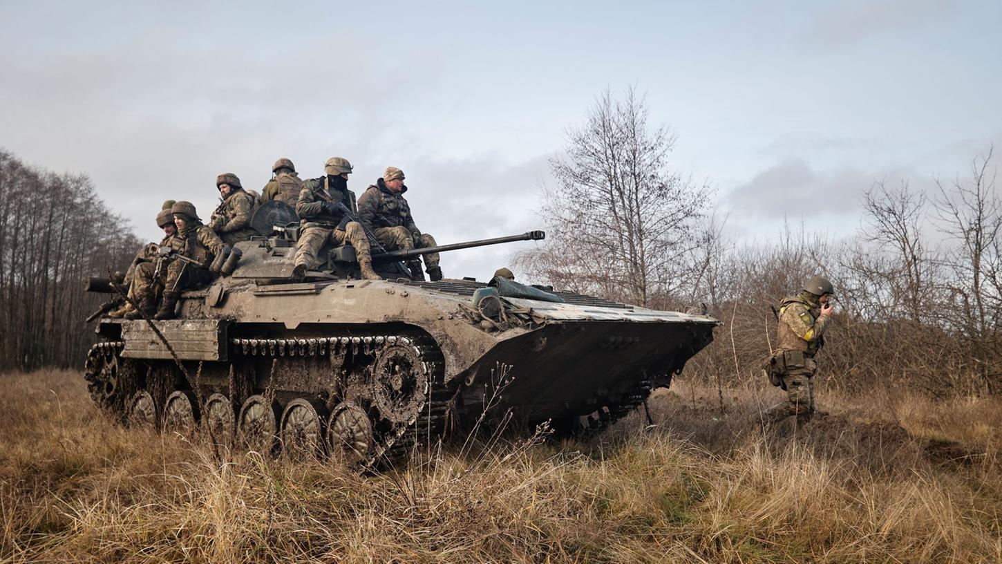 Ukrainische Soldaten beziehen Stellung an der Frontlinie in Donezk.