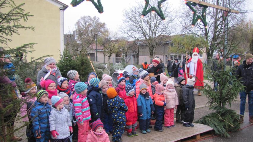 Die Mädchen und Jungen der Kindertagesstätte in Raitenbuch boten den Besuchern vorweihnachtliche Lieder und ernteten dafür viel Beifall von den Besuchern.