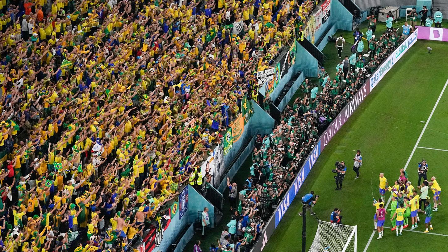 Beim Achtelfinale zwischen Brasilien und Südkorea jubeln im Stadion jubeln Fans den Spielern zu.