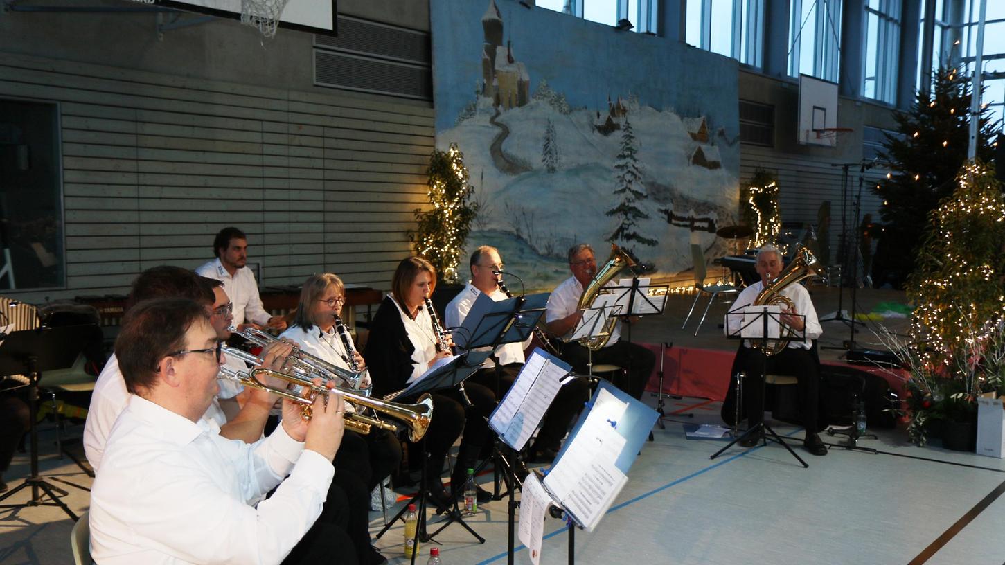 Auch die Zeckerner Musikanten waren beim großen Weihnachtskonzert in Hemhofen dabei.