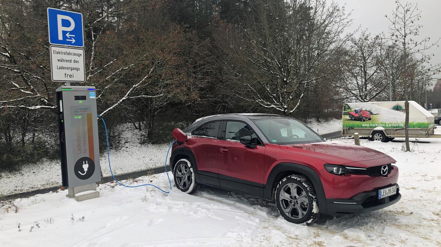 Für viele Elektroauto-Fahrer und -Fahrerinnen ist jetzt der erste Winter mit einem E-Mobil angebrochen.