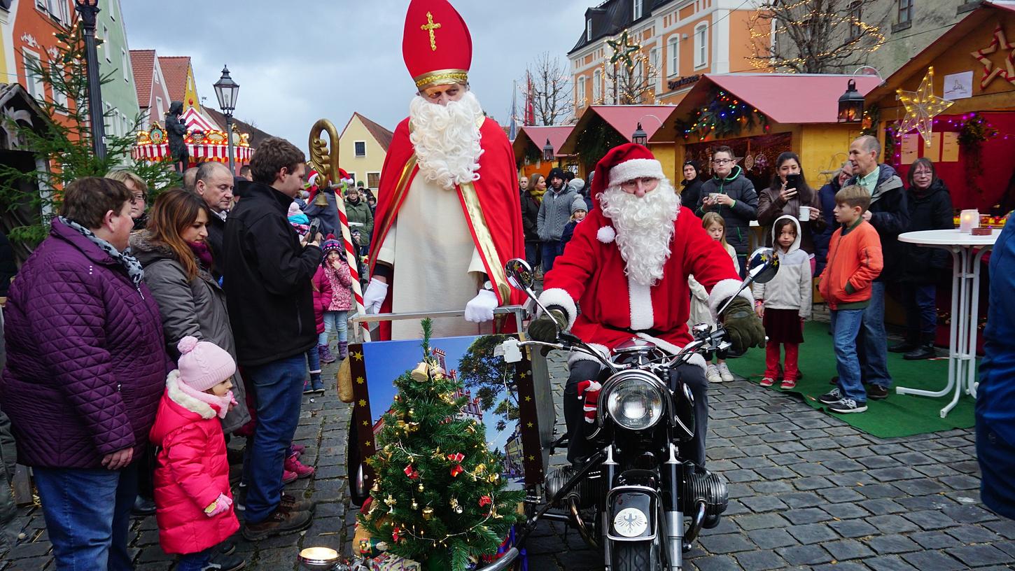 Es ist immer wieder ein Höhepunkt am Weihnachtsmarkt in Velburg, wenn der Nikolaus mit dem Motorrad kommt.