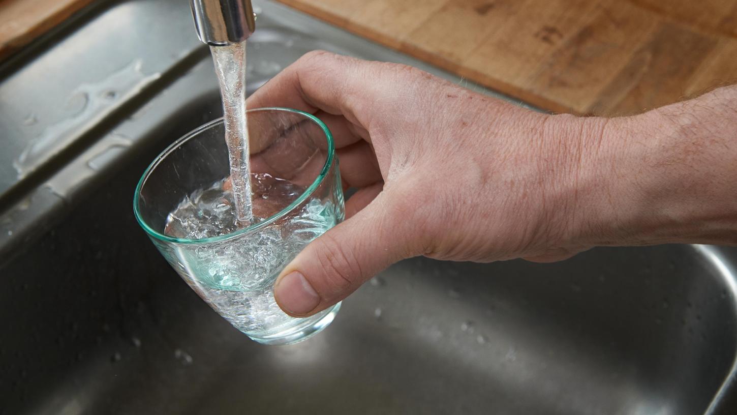 In einigen fränkischen Gemeinden muss das Trinkwasser nun abgekocht werden. (Symbolbild)